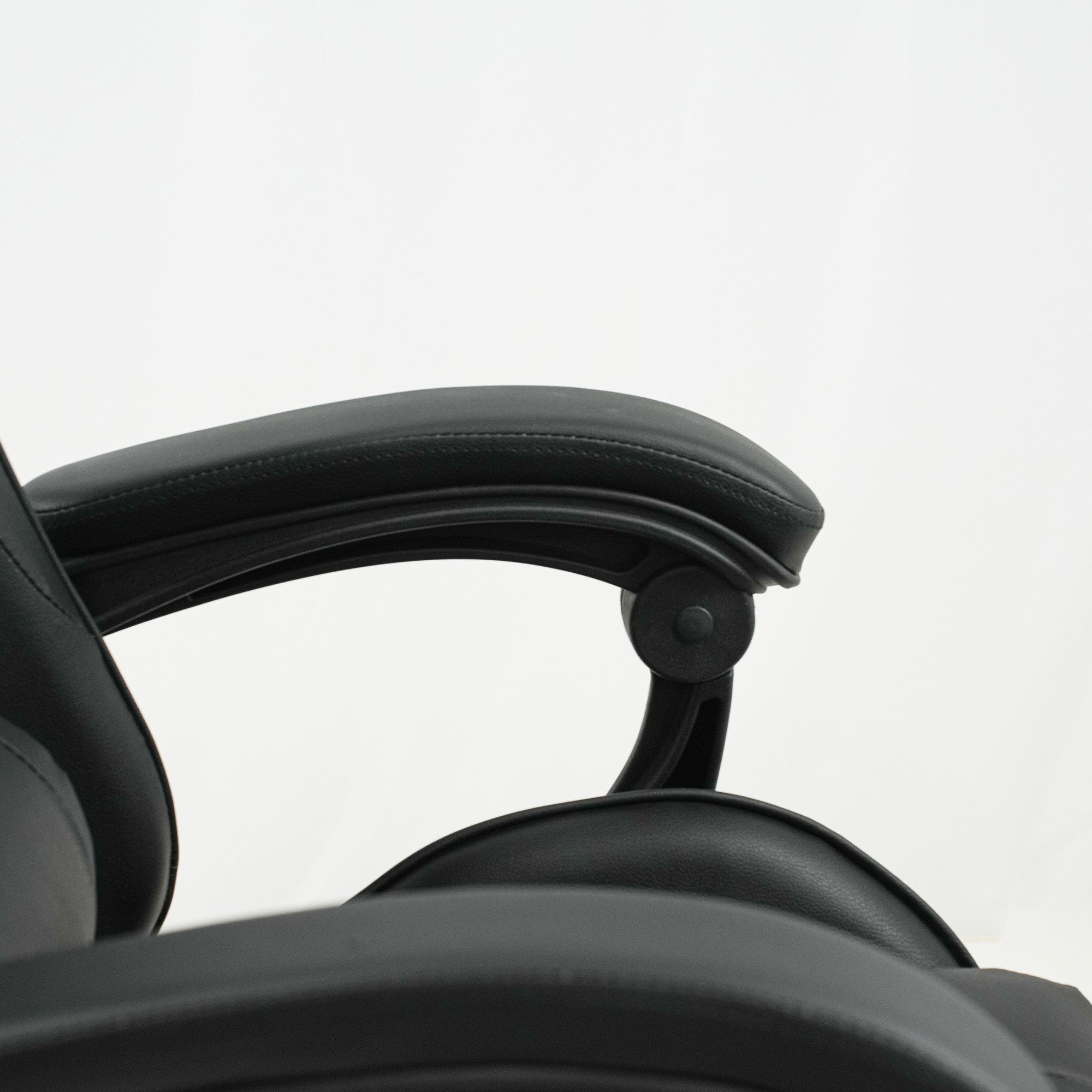 Silla Gamer Kuzler Negra Masajeador Lumbar Reposapiés y Base Metálica RIK-101AB