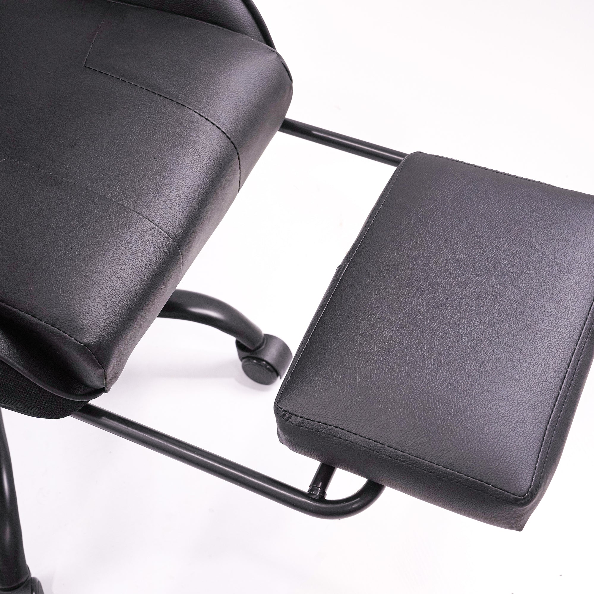 Silla Gamer Kuzler Negra Masajeador Lumbar Reposapiés y Base Metálica RIK-101AB