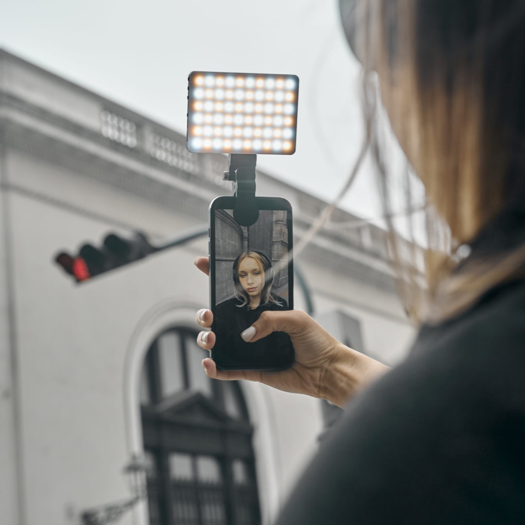 Pack 8 Creadores de Contenido: Nano Cargador Lightning Morado + Cable + Luz Led Selfie Kuzler