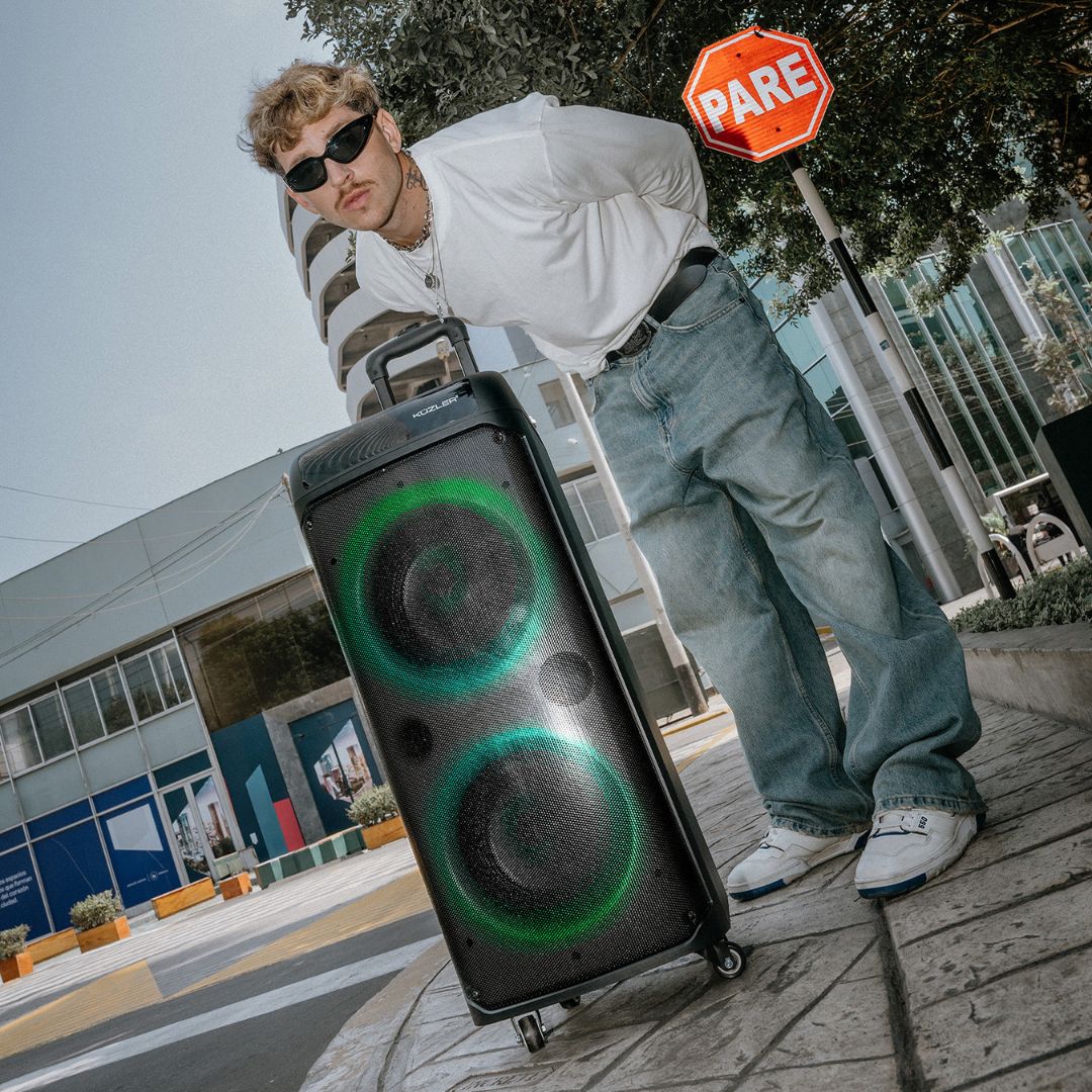 PARLANTE KUZLER KARAOKE CON 2 MICROFONOS 1600W HELGE-101